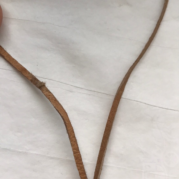 Mother of pearl carved flower & leather choker - Picture 4 of 7